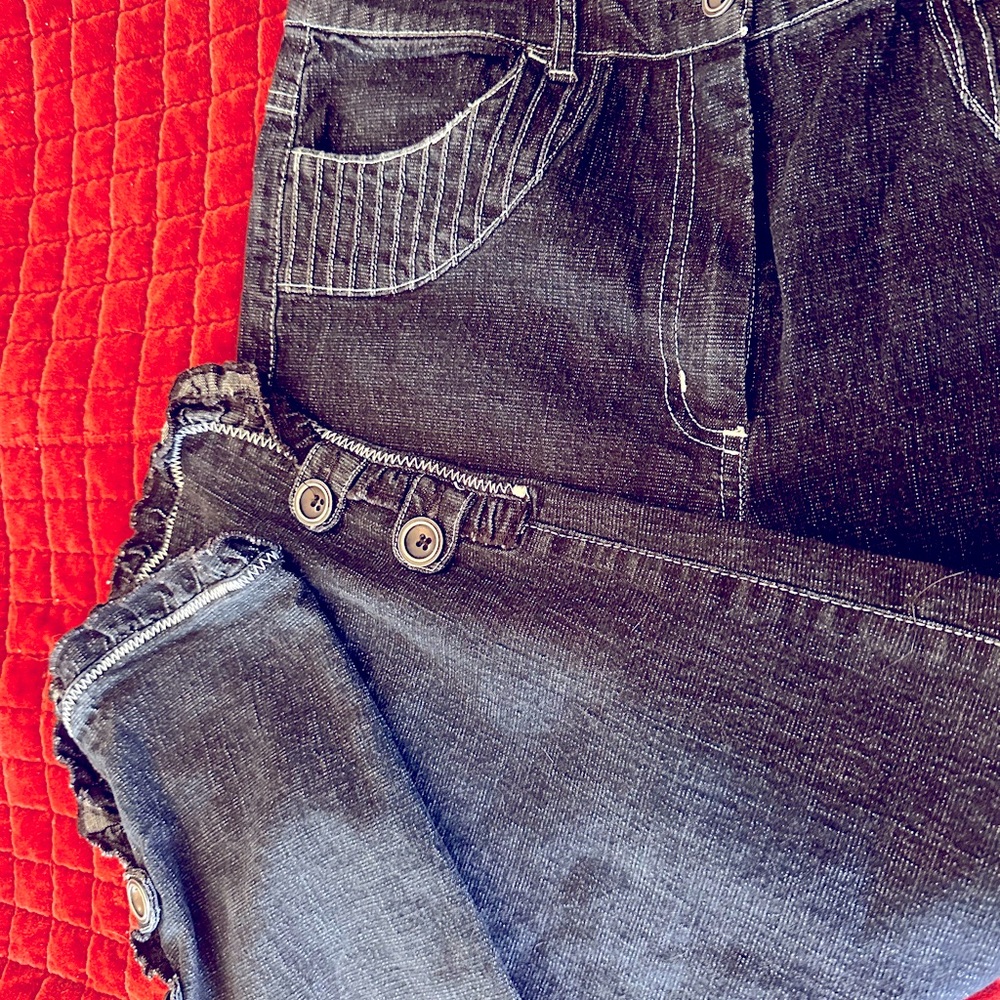 Vex- vintage jean capri… adorable stitching detail, ruffles , and buttons!